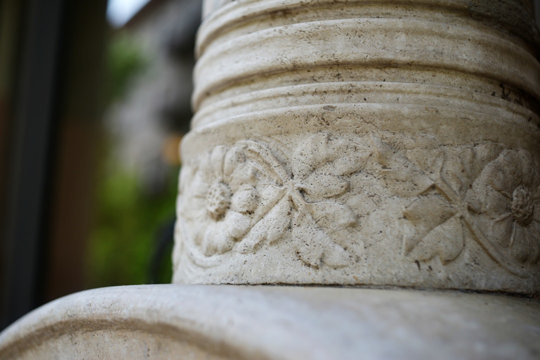 Photo luxury travertine stone column floor lamp